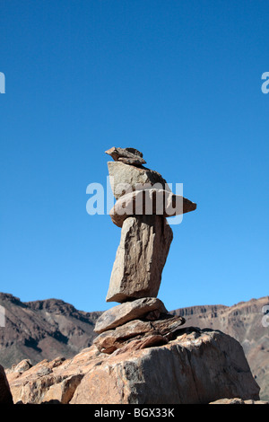 Un cairn marcatore su un percorso a piedi attraverso il Las Canadas del Parco Nazionale del Teide su Tenerife Isole Canarie Spagna Foto Stock