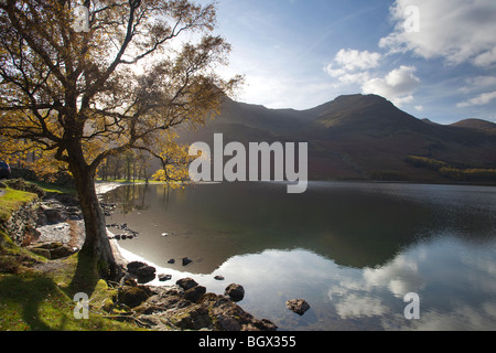 Buttermere con alto stile e Red Pike nella distanza Cumbria Lake District Foto Stock