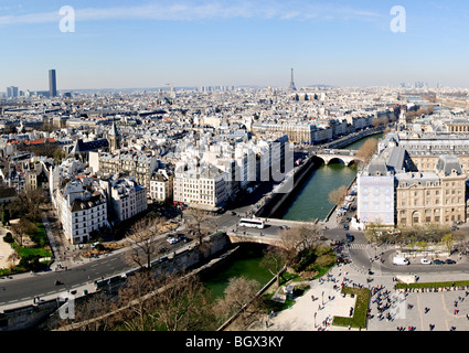 Skyline di Parigi da Notre Dame De Paris Francia | PARIGI, Francia - una vista sopraelevata sull'Île de la Cité e sulla Senna, guardando a ovest verso la Torre Eiffel dalle torri di Notre-Dame de Paris. Il panorama comprende il Palais de Justice, la Conciergerie e i ponti che collegano l'isola a entrambe le rive del fiume. Completata nel 1889, la Torre Eiffel si erge a 1.083 piedi (330 m) all'orizzonte. Foto Stock