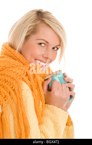 Ritratto di giovane donna autunnali tenendo la tazza isolata su sfondo bianco Foto Stock