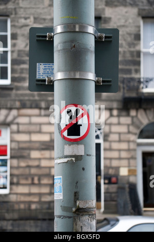 Una lampada posta nella zona nuova di Edinburgo con un 'no tirando fuori i conigli di cappelli' adesivo su di esso Foto Stock