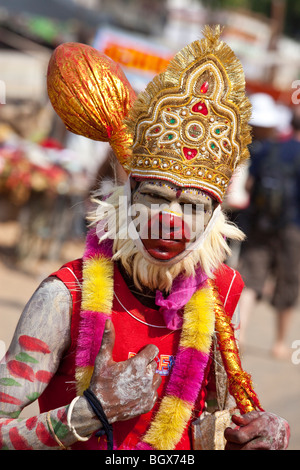 Giovane uomo vestito da Hanuman durante il Camel Fair in Pushkar India Foto Stock