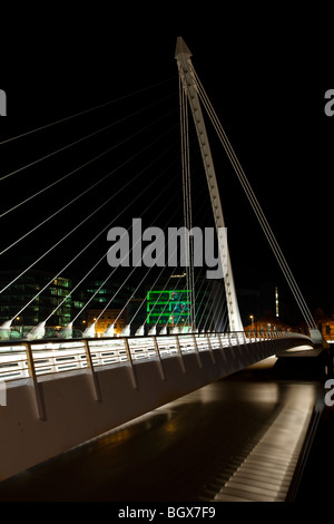 Samuel Beckett ponte sopra il fiume Liffey di notte a Dublino, Irlanda. Foto Stock