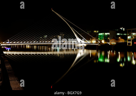 Samuel Beckett ponte sopra il fiume Liffey di notte a Dublino, Irlanda. Foto Stock