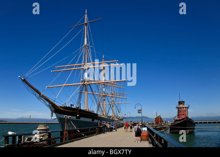 Il 1895 SCHOONER C.A. THAYER & 1907 rimorchiatore a vapore Ercole su Hyde Street Pier - SAN FRANCISCO, CALIFORNIA Foto Stock