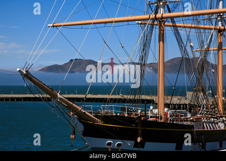 Il 1895 SCHOONER C.A. THAYER & il Golden Gate Bridge su Hyde Street Pier - SAN FRANCISCO, CALIFORNIA Foto Stock