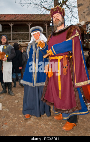 L uomo e la donna vestita in abbigliamento medievale durante il mercato medievale per motivi di Burg Ronneburg (Burgmuseum), Ronneburg Foto Stock