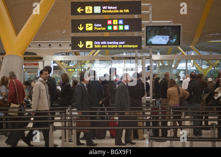 Coda per la sicurezza in aeroporto internazionale Barajas di Madrid, Spagna Foto Stock