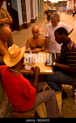 Gli uomini che giocano di domino nelle strade di Trinidad, Cuba Foto Stock