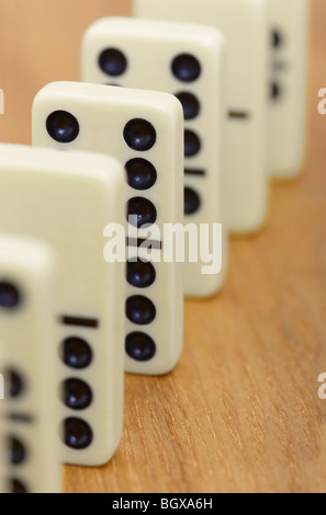 Domino ossa su una superficie in legno passo Foto Stock