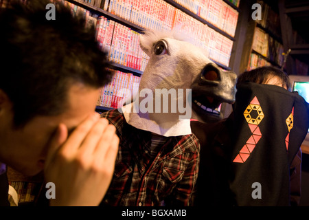 Partecipante indossare maschere per proteggere la loro identità, a 'Himote Valentine" evento, Tokyo, Giappone Foto Stock