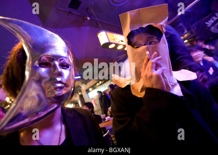 Partecipante indossare maschere per proteggere la loro identità, a 'Himote Valentine" evento, Tokyo, Giappone Foto Stock