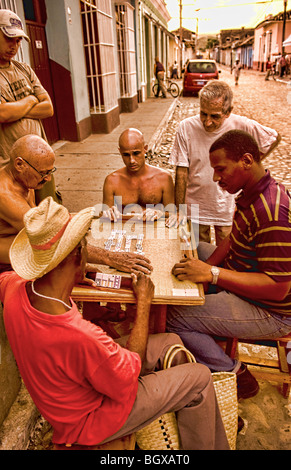 Gli uomini che giocano di domino nelle strade di Trinidad, Cuba Foto Stock