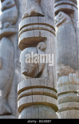 Scolpiti pali in legno stand in Ainu villaggio in Akanko Onsen cittadina sulle rive del Lago Akan, Hokkaido, Giappone. Foto Stock