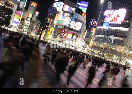 La folla di gente e i neon e la pubblicità di quartiere Shibuya, Tokyo, Giappone, domenica 18 febbraio, 2007. Foto Stock