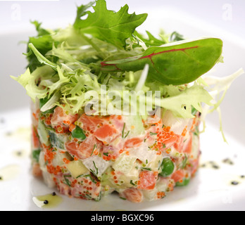 Insalata con salmone, caviale e rucola su sfondo bianco Foto Stock