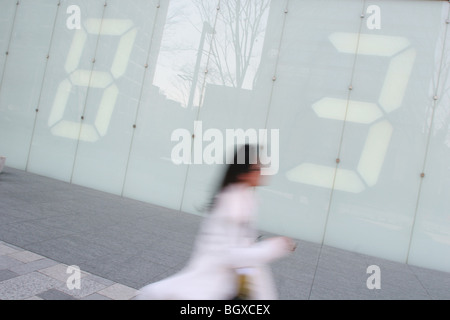 Parete digitale display, dall artista Tatsuo Miyajima, al di fuori della TV Asahi building, di Roppongi, Tokyo, Giappone. Foto Stock