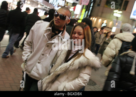 Scene di strada nei giovani il quartiere alla moda di Shibuya, Tokyo, Giappone, sabato 24 febbraio, 2006. Foto Stock