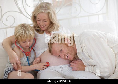 Donna incinta e famiglia Foto Stock