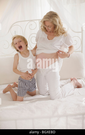 Donna incinta con la famiglia Foto Stock