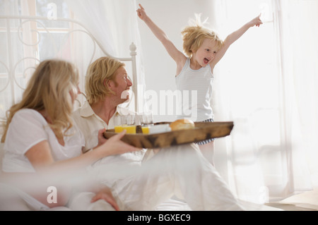 Donna incinta e famiglia Foto Stock