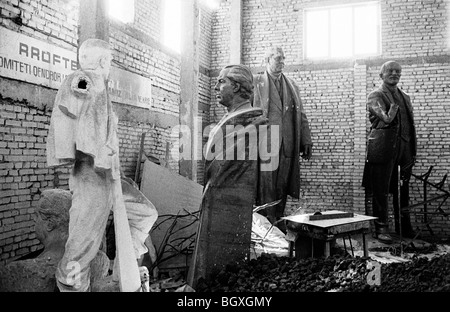 Statua di Enver Hoxha, e Lenin, Tirana, ALBANIA, 1992 Foto Stock