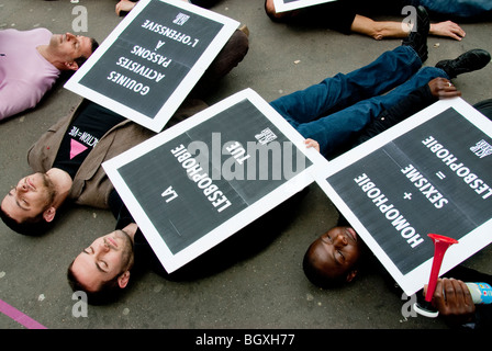 Parigi, Francia, 17 maggio - attivismo LGBT, gruppo Gay Rights Activists of Act Up-Paris che protesta lgbt contro l'omofobia, la lesbofobia, gli uomini che si stendono sul marciapiede, tenendo i cartelli di protesta, IDAHOT Day, ACT UP poster, contro la discriminazione omosessuale, Foto Stock