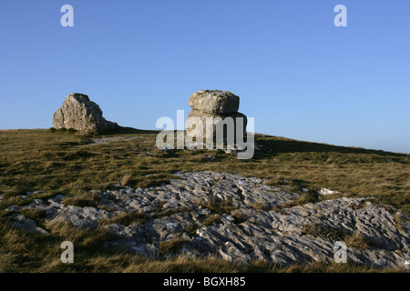 Due glaciale di massi erratici seduti vicino al pavimento di pietra calcarea sul Great Orme del Galles Foto Stock