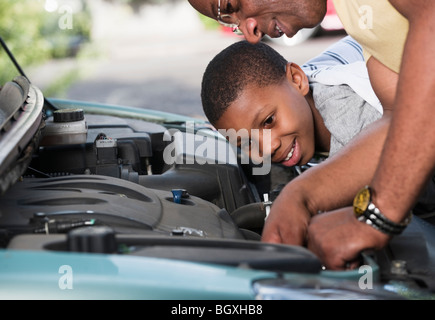 Padre e figlio a lavorare sulla vettura motore Foto Stock