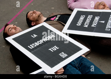 Parigi, Francia - attivisti per i diritti gay dell'Act Up-Paris che protestano contro l'omofobia, la lesbofobia, i militanti che si gettano sul marciapiede, i volontari dell'IDAHOT Day in Europa, i giovani che protestano, manifesto ACT UP Foto Stock