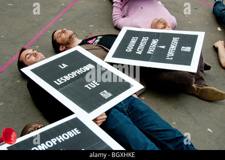 Parigi, Francia - attivisti per i diritti gay dell'Act Up-Paris che protestano contro l'omofobia la lesbofobia, manifestanti, militanti che si recano su strada con cartelli di protesta, IDAHOT Foto Stock