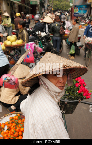 Venditore di fiori al mercato - Quartiere Vecchio, Hanoi, Vietnam Foto Stock