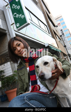 Donna camminano con cane di noleggio a Tokyo in Giappone. Foto Stock