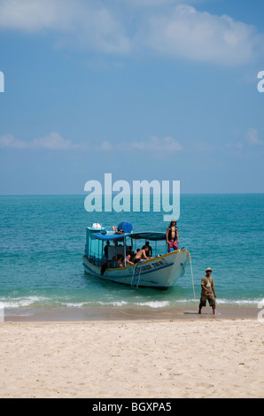 Tour in barca prelevare i passeggeri su Thaan Sadet beach Koh Phangan Thailandia Foto Stock