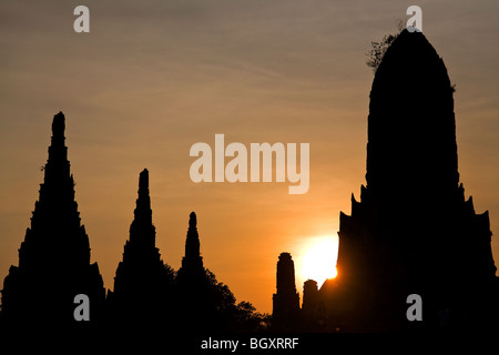 Wat Chai Wattanaram al tramonto. Ayutthaya. Della Thailandia Foto Stock