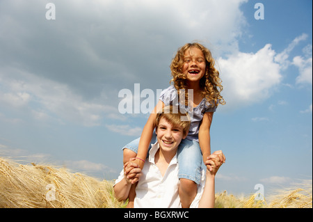 Fratello e Sorella in un campo di grano Foto Stock