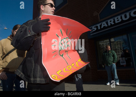 Starbucks lavoratori e sostenitori protesta Starbucks' asserita anti-unione attività in New York Foto Stock