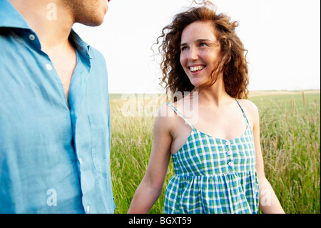 Paio di camminare in un campo di grano Foto Stock