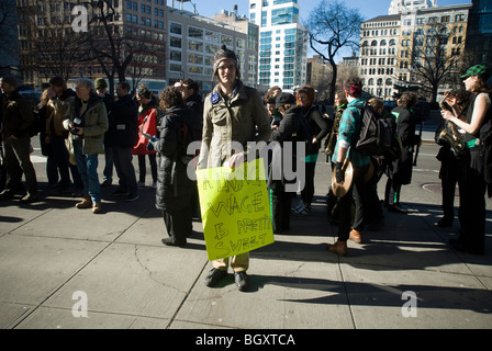 Starbucks lavoratori e sostenitori protesta Starbucks' asserita anti-unione attività in New York Foto Stock