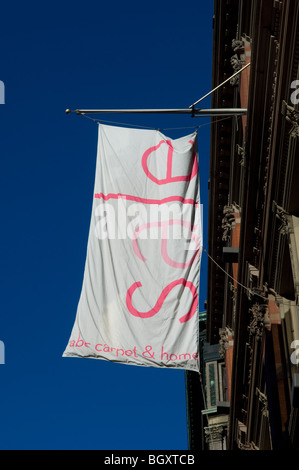 Un banner di vendita al di fuori di un tappeto di ABC e Home negozio nel quartiere di Union Square in in New York Foto Stock