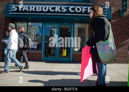 Starbucks lavoratori e sostenitori protesta Starbucks' asserita anti-unione attività in New York Foto Stock