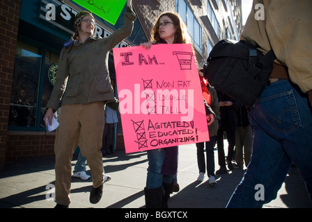 Starbucks lavoratori e sostenitori protesta Starbucks' asserita anti-unione attività in New York Foto Stock