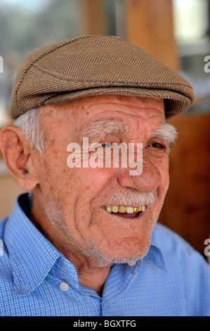 Bagno turco uomo con cappuccio di stoffa e denti d'oro Foto Stock