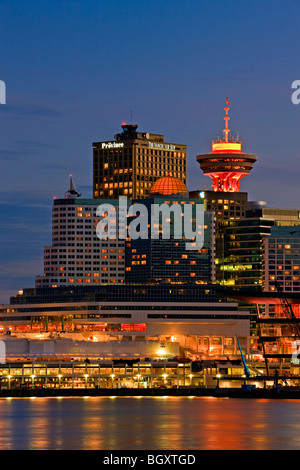 Waterfront e alti edifici in città di Vancouver al crepuscolo, British Columbia, Canada. Foto Stock