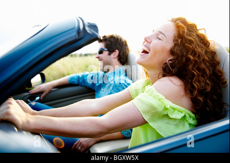 Matura in un convertibile Foto Stock