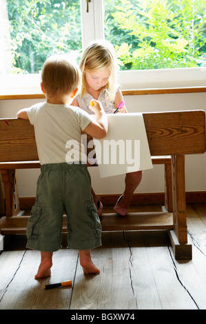 Baby boy e sua sorella disegno Foto Stock