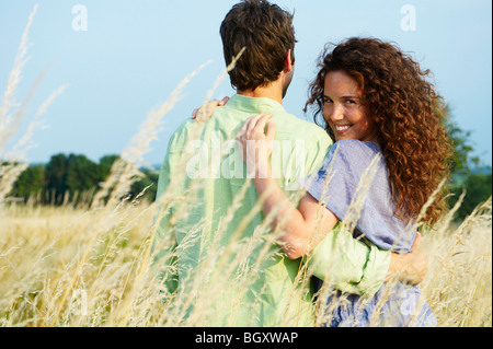 Paio di camminare in un campo di grano Foto Stock