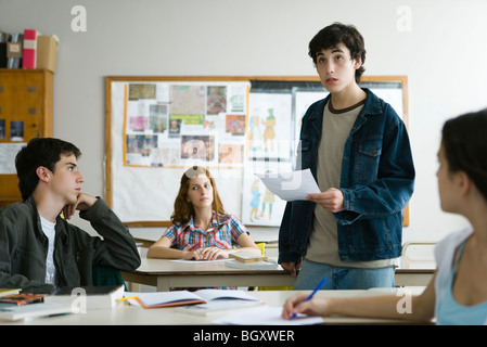 Studente di scuola superiore dando presentazione in classe Foto Stock