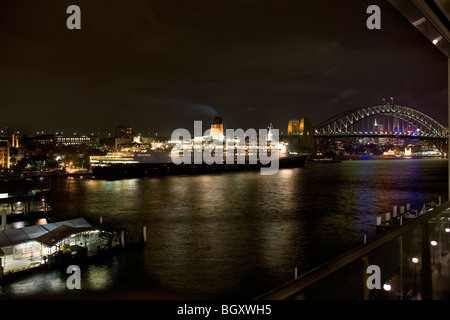 Nave da crociera Queen Elizabeth 2 o QE2 nel porto di Sydney Foto Stock