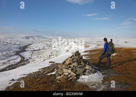 Hill Walker godendo la vista fino Arkengarthdale dal bordo Fremington in inverno Arkengarthdale North Yorkshire Foto Stock